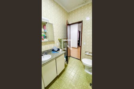 Casa à venda com 174m², 4 quartos e 2 vagasBanheiro