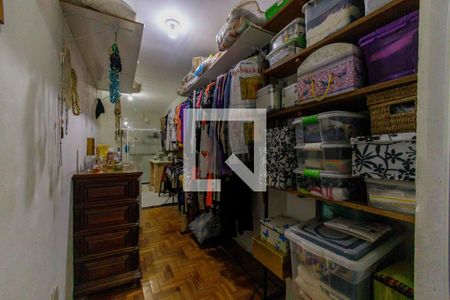 Casa de condomínio à venda com 360m², 4 quartos e 3 vagas Casa de condomínio à venda com 360m², 4 quartos e 3 vagasCloset da Suíte 2