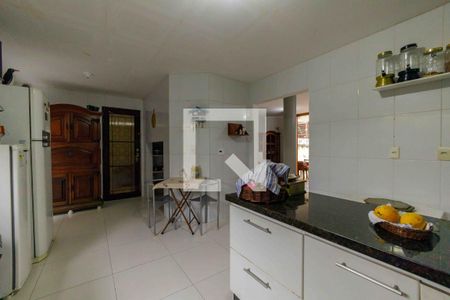 Casa de condomínio à venda com 360m², 4 quartos e 3 vagas Casa de condomínio à venda com 360m², 4 quartos e 3 vagasCozinha