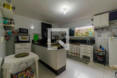 Casa de condomínio à venda com 360m², 4 quartos e 3 vagas Casa de condomínio à venda com 360m², 4 quartos e 3 vagasCozinha