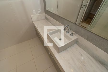 Apartamento à venda com 189m², 3 quartos e 3 vagas Apartamento à venda com 189m², 3 quartos e 3 vagasDetalhe Banheiro da Suíte 1