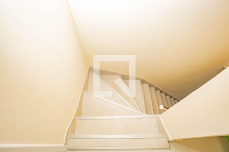 Casa à venda com 165m², 3 quartos e 2 vagas Casa à venda com 165m², 3 quartos e 2 vagasEscada