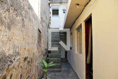 Casa à venda com 100m², 3 quartos e 2 vagasEscada acesso a Suite