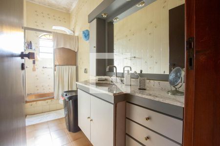 Casa à venda com 400m², 3 quartos e 3 vagasBanheiro do quarto suíte