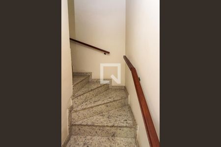 Casa à venda com 119m², 2 quartos e 2 vagasEscada