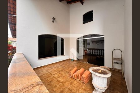 Casa à venda com 377m², 3 quartos e sem vaga Casa à venda com 377m², 3 quartos e sem vagaVaranda