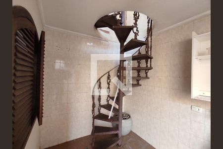 Casa à venda com 214m², 3 quartos e 2 vagas Casa à venda com 214m², 3 quartos e 2 vagasEscada para churrasqueira