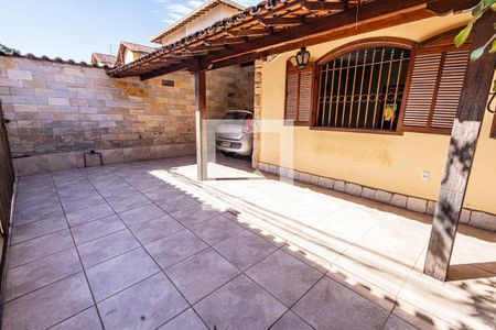 Casa à venda com 360m², 3 quartos e 2 vagasVaranda e vaga de garagem