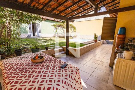 Casa à venda com 360m², 3 quartos e 2 vagasVaranda / area de serviço / piscina
