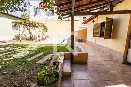Casa à venda com 360m², 3 quartos e 2 vagasVaranda / area de serviço / piscina