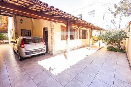 Casa à venda com 360m², 3 quartos e 2 vagasVaranda e vaga de garagem