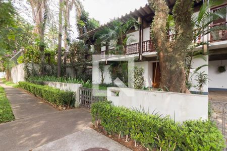 Casa à venda com 387m², 5 quartos e 3 vagasFachada