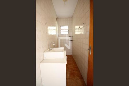 Casa à venda com 266m², 4 quartos e 3 vagas Casa à venda com 266m², 4 quartos e 3 vagasEdícula - Banheiro