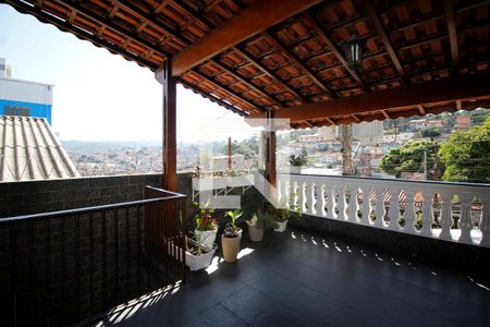 Casa à venda com 266m², 4 quartos e 3 vagas Casa à venda com 266m², 4 quartos e 3 vagasVaranda