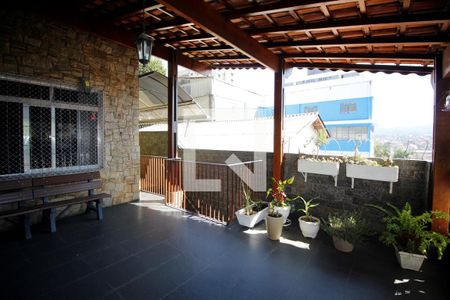 Casa à venda com 266m², 4 quartos e 3 vagas Casa à venda com 266m², 4 quartos e 3 vagasVaranda