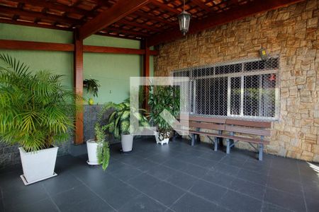 Casa à venda com 266m², 4 quartos e 3 vagas Casa à venda com 266m², 4 quartos e 3 vagasVaranda
