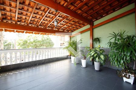 Casa à venda com 266m², 4 quartos e 3 vagas Casa à venda com 266m², 4 quartos e 3 vagasVaranda