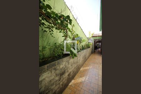 Casa à venda com 266m², 4 quartos e 3 vagas Casa à venda com 266m², 4 quartos e 3 vagasCorredor externo