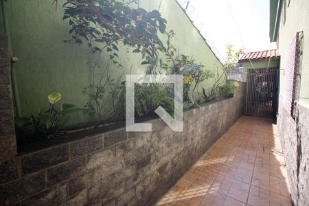 Casa à venda com 266m², 4 quartos e 3 vagas Casa à venda com 266m², 4 quartos e 3 vagasCorredor externo