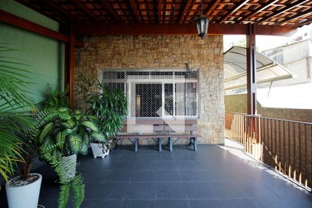 Casa à venda com 266m², 4 quartos e 3 vagas Casa à venda com 266m², 4 quartos e 3 vagasVaranda