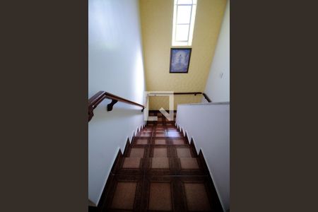 Casa à venda com 266m², 4 quartos e 3 vagas Casa à venda com 266m², 4 quartos e 3 vagasEscada