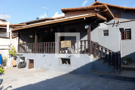 Casa à venda com 435m², 4 quartos e 3 vagas Casa à venda com 435m², 4 quartos e 3 vagasQuintal