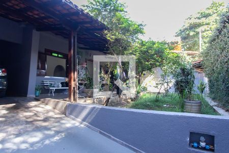 Casa à venda com 300m², 4 quartos e 2 vagas Casa à venda com 300m², 4 quartos e 2 vagasFachada