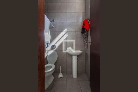 Casa à venda com 300m², 4 quartos e 2 vagas Casa à venda com 300m², 4 quartos e 2 vagasBanheiro de serviço