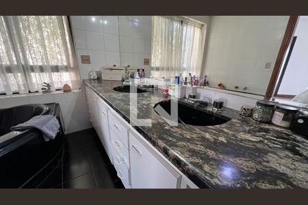 Apartamento à venda com 280m², 4 quartos e 4 vagas Apartamento à venda com 280m², 4 quartos e 4 vagasBanheiro da suite 3