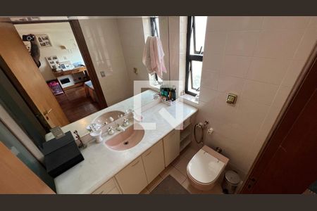 Apartamento à venda com 280m², 4 quartos e 4 vagas Apartamento à venda com 280m², 4 quartos e 4 vagasBanheiro da Suíte 2