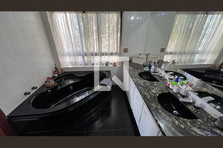 Apartamento à venda com 280m², 4 quartos e 4 vagas Apartamento à venda com 280m², 4 quartos e 4 vagasBanheiro da Suíte 3