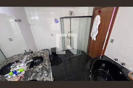 Apartamento à venda com 280m², 4 quartos e 4 vagas Apartamento à venda com 280m², 4 quartos e 4 vagasBanheiro da Suíte 3