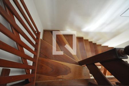 Casa à venda com 320m², 3 quartos e 5 vagasEscada