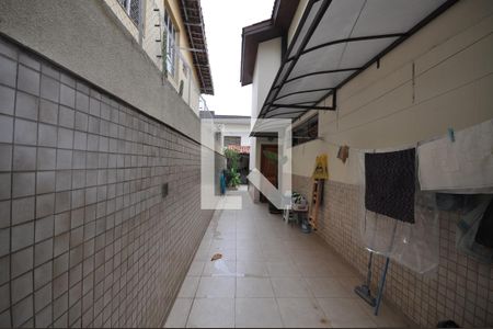 Casa à venda com 320m², 3 quartos e 5 vagasCorredor externo