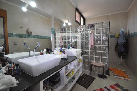 Casa à venda com 320m², 3 quartos e 5 vagasBanheiro da Suíte 1