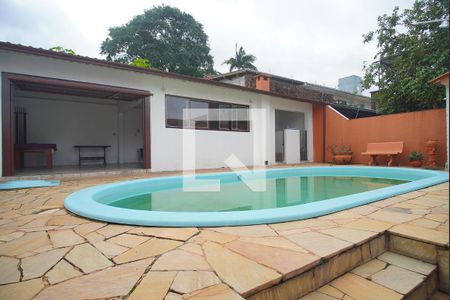 Casa à venda com 150m², 4 quartos e 2 vagas Casa à venda com 150m², 4 quartos e 2 vagasPiscina