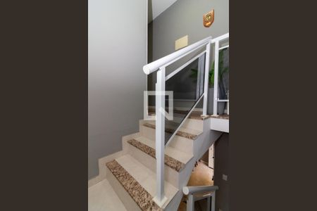 Casa à venda com 68m², 2 quartos e 1 vaga Casa à venda com 68m², 2 quartos e 1 vagaEscada