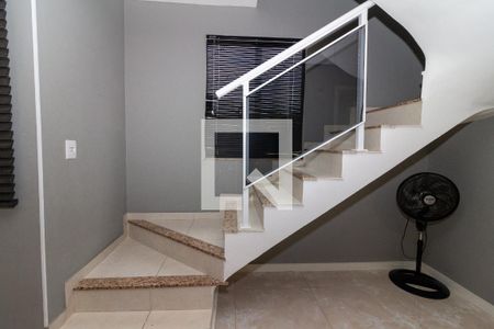 Casa à venda com 68m², 2 quartos e 1 vaga Casa à venda com 68m², 2 quartos e 1 vagaEscada