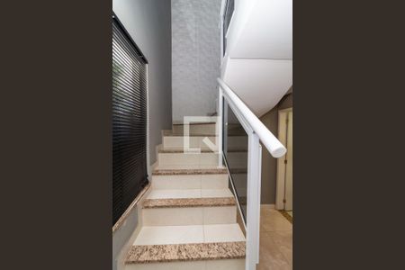 Casa à venda com 68m², 2 quartos e 1 vaga Casa à venda com 68m², 2 quartos e 1 vagaEscada