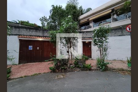 Casa à venda com 240m², 5 quartos e 3 vagas Casa à venda com 240m², 5 quartos e 3 vagasPlaca