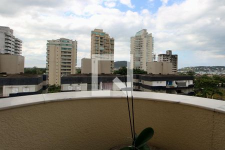 Apartamento para alugar com 180m², 4 quartos e 2 vagas Apartamento para alugar com 180m², 4 quartos e 2 vagasVaranda