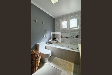 Casa de condomínio à venda com 430m², 4 quartos e 6 vagasBanheiro da Suíte 1