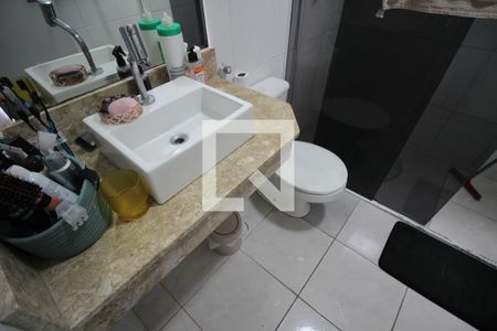 Casa à venda com 119m², 3 quartos e 2 vagasBanheiro suíte 