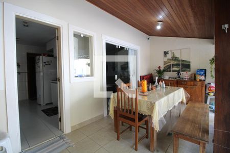 Casa de condomínio à venda com 200m², 3 quartos e 1 vagaFundos