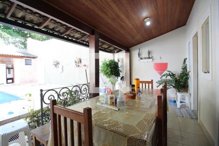 Casa de condomínio à venda com 200m², 3 quartos e 1 vagaFundos