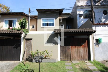 Casa de condomínio à venda com 200m², 3 quartos e 1 vaga Casa de condomínio à venda com 200m², 3 quartos e 1 vagaFachada