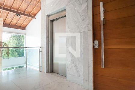 Casa de condomínio à venda com 850m², 4 quartos e 6 vagas Casa de condomínio à venda com 850m², 4 quartos e 6 vagashal de entrada / elevador