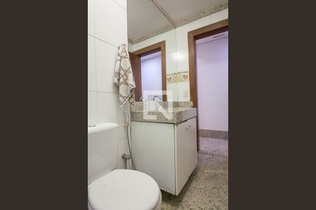 Casa de condomínio à venda com 850m², 4 quartos e 6 vagas Casa de condomínio à venda com 850m², 4 quartos e 6 vagasBanheiro de serviço