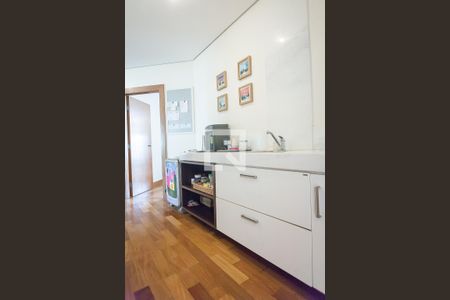 Casa de condomínio à venda com 850m², 4 quartos e 6 vagas Casa de condomínio à venda com 850m², 4 quartos e 6 vagasbalcão de apoio