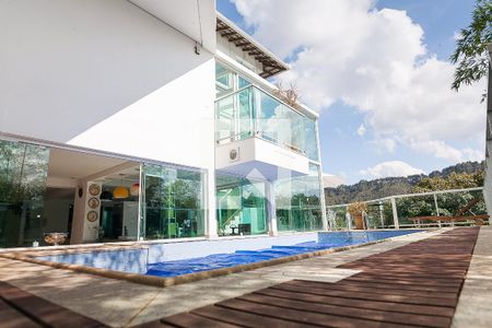 Casa de condomínio à venda com 850m², 4 quartos e 6 vagas Casa de condomínio à venda com 850m², 4 quartos e 6 vagasPiscina